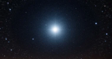 Imagem de capa mostrando Sirius, a estrela mais brilhante, destacada em um céu estrelado com tons azuis, pretos e branco intenso, desvendando qual é estrela.