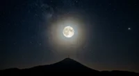 Céu estrelado com Lua Cheia brilhante sobre uma montanha, iluminando as estrelas e o cosmos, revelando mistérios do céu e ajudando a entender o universo