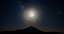 Céu estrelado com Lua Cheia brilhante sobre uma montanha, iluminando as estrelas e o cosmos, revelando mistérios do céu e ajudando a entender o universo