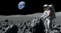 Astronauta com traje Artemis explora a superfície lunar, com a Terra brilhando no céu escuro em uma exploração da nova era Artemis.