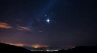 Céu noturno estrelado com Cruzeiro do Sul destacado sobre paisagem brasileira idílica