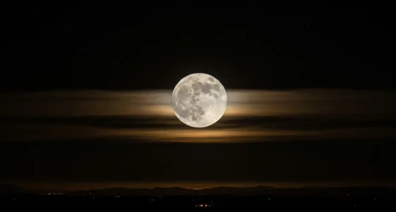 Imagem da Lua no céu noturno parcialmente coberta por nuvens finas, com a Terra no canto inferior esquerdo, mostrando o mistério da lua que vemos