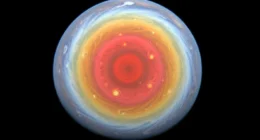 Imagem estilizada da grande mancha vermelha júpiter, destacando cores vibrantes e turbulência atmosférica