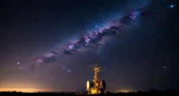 Imagem de capa com equação Drake revelada, céu estrelado e radiotelescópio, ilustrando o mistério das civilizações na Via Láctea.