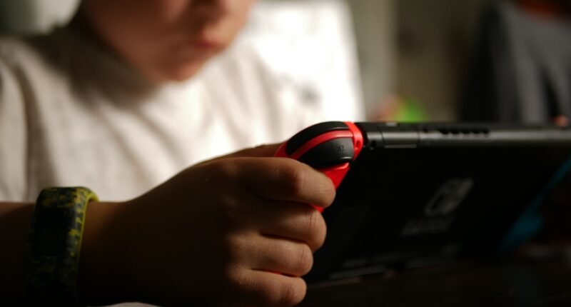 Alerta Urgente: Como Grupos de Ódio Usam Jogos Online e Redes Sociais para Recrutar Crianças a Partir dos 12 Anos