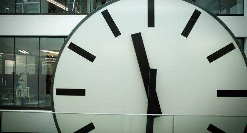 Por Que Uma Hora Tem 60 Minutos e Não 100? A Fascinante História do Nosso Tempo