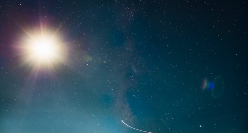 Cometa Interstelar 3I/ATLAS: Descoberta Surpreendente Revela Mudança Química Após Encontro Solar