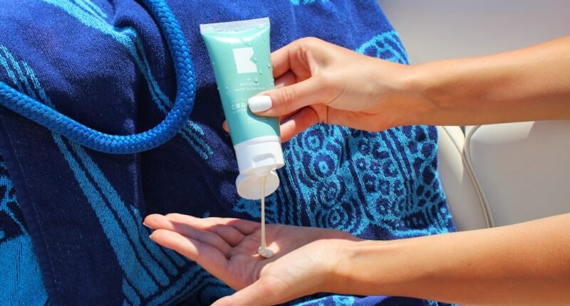 Protetor Solar em Bastão: Praticidade com Atenção à Aplicação Correta