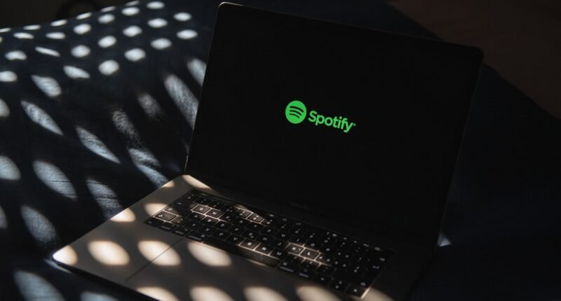Spotify Lança Selo 'Verificado': Como Distinguir Artistas Humanos de Conteúdo IA?