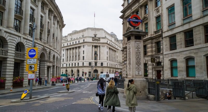 Alerta Urgente: Regulador Britânico Preocupa-se com "Perturbações Significativas" da IA nos Bancos