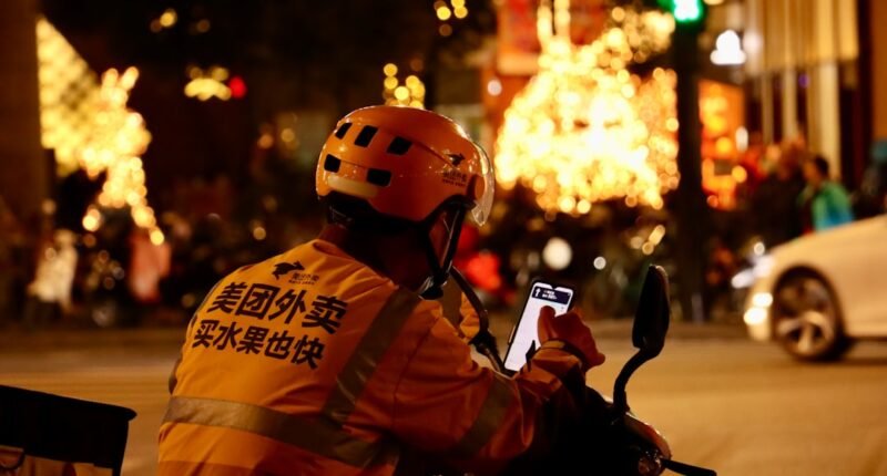 China Adota Robôs Humanoides no Trânsito: Alívio para Policiais e Turistas
