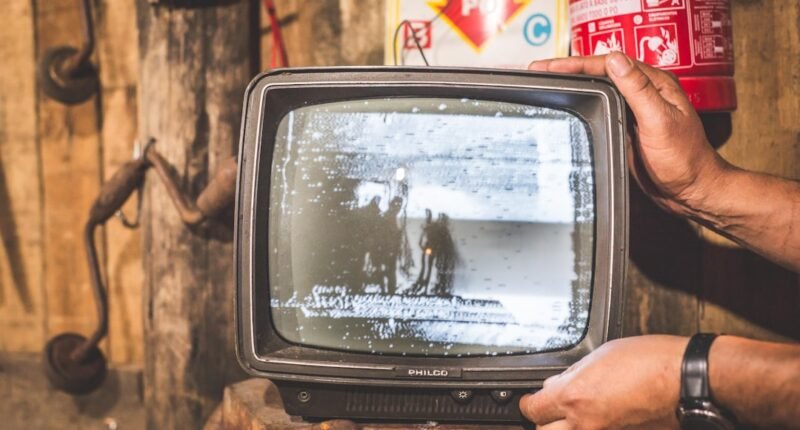 Como Limpar a Tela da TV do Jeito Certo: Evite Erros Comuns e Use a Dica de Ouro dos Especialistas