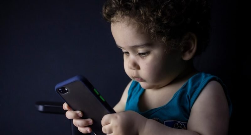 Fim da Rolagem Infinita? UE Quer Proteger Crianças das Redes Sociais Viciantes