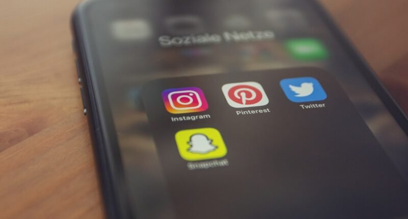Instagram Lança Instants: O Novo Aplicativo de Fotos Temporárias para Desafiar o Snapchat