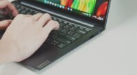 Lenovo Dispara Receita e Lucro com Fortes Vendas de PCs, Desafiando a Crise de Chips