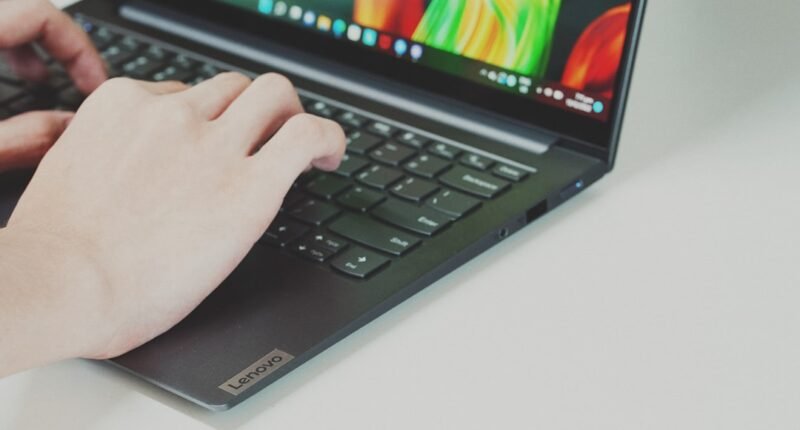 Lenovo Dispara Receita e Lucro com Fortes Vendas de PCs, Desafiando a Crise de Chips
