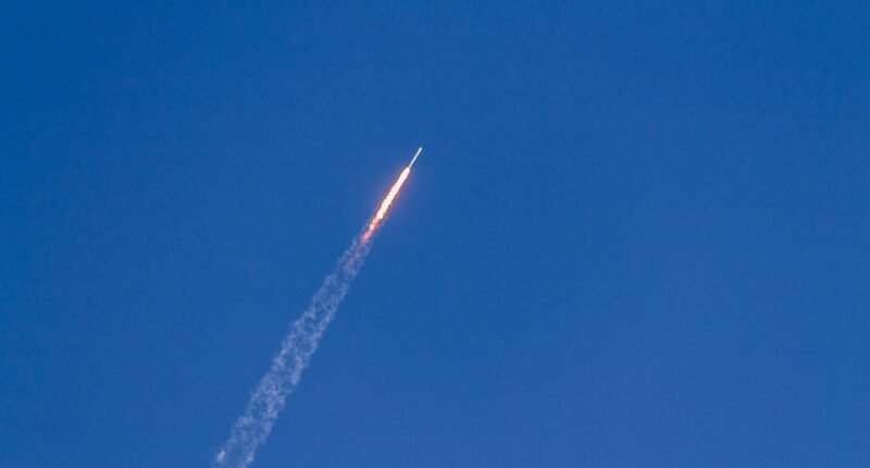 Musk Reage: "Muito Lamentável" Após Explosão de Foguete do Rival Jeff Bezos