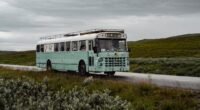 Ônibus Autônomo Bate em Bonde no 1º Dia de Serviço na Suécia: O Futuro Colidiu?