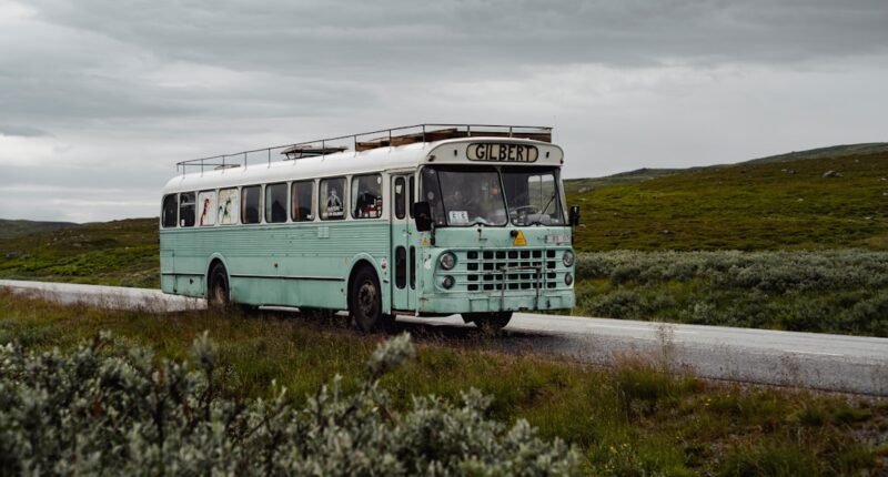 Ônibus Autônomo Bate em Bonde no 1º Dia de Serviço na Suécia: O Futuro Colidiu?
