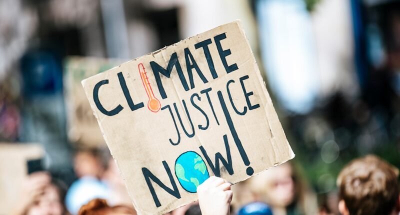 Como Noticiar o Fim do Mundo: O Desafio Urgente do Jornalismo Diante da Crise Climática