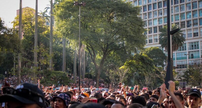 Hábitos Brasileiros Inaceitáveis no Exterior: Evite o "Mico" Internacional!