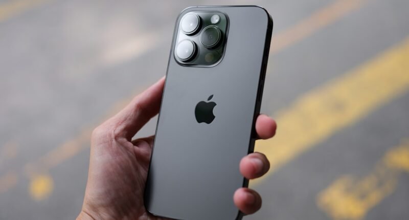 iPhone Dobrável da Apple: Dobradiça de Metal Líquido Promete Resistência Sem Precedentes