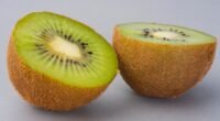 Kiwi com Casca: Saiba Como Consumir e Aproveitar Todos os Nutrientes