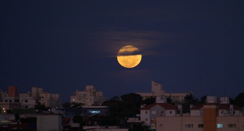 Lua de Morango: Entenda o Fenômeno e Como Observar Hoje no Brasil