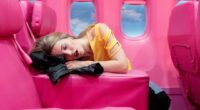 O Truque Viral para Dormir no Avião Sem Almofada de Viagem (e Mais Dicas!)