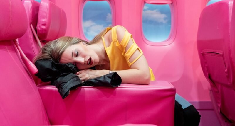 O Truque Viral para Dormir no Avião Sem Almofada de Viagem (e Mais Dicas!)