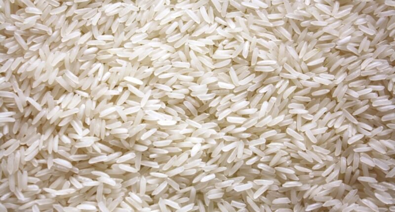 Arroz no Guarda-Roupa: O Truque Caseiro Realmente Reduz a Umidade?