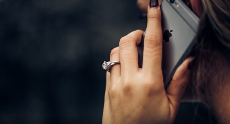 Celular em Risco: 5 Hábitos Que Podem Destruir Seu Relacionamento Amoroso