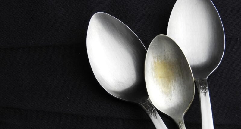 Giz Branco na Cozinha: O Segredo Inesperado para Talheres Brilhantes e Roupas Sem Manchas