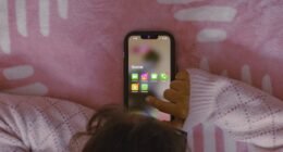 IBGE Revela: Por Que o Uso do Celular Cai Entre Crianças e Dispara Entre Idosos?