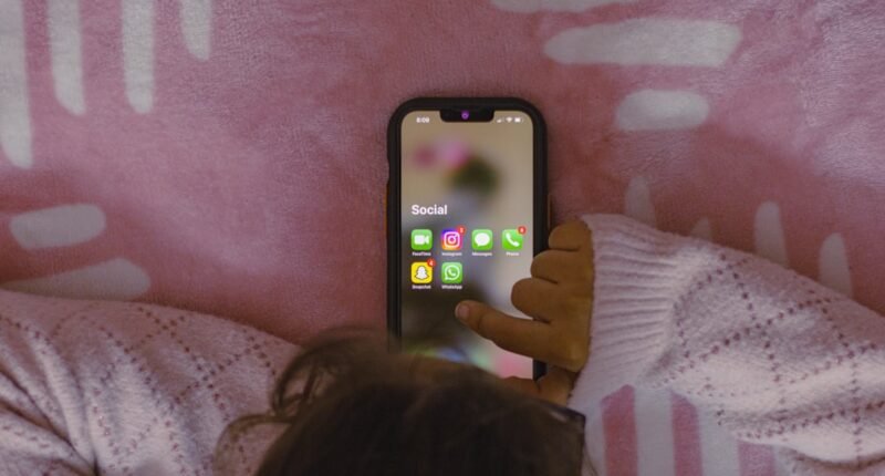 IBGE Revela: Por Que o Uso do Celular Cai Entre Crianças e Dispara Entre Idosos?
