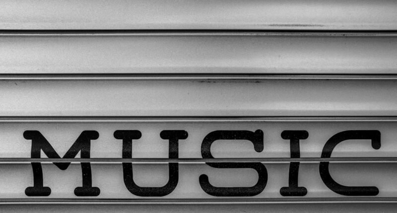 Música e IA: Indústria Cria Rótulos para Maior Transparência ao Consumidor