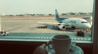 Vai Viajar nas Férias? O Truque do Copo na Pia Evita Mau Cheiro na Volta!