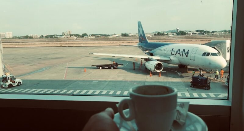 Vai Viajar nas Férias? O Truque do Copo na Pia Evita Mau Cheiro na Volta!