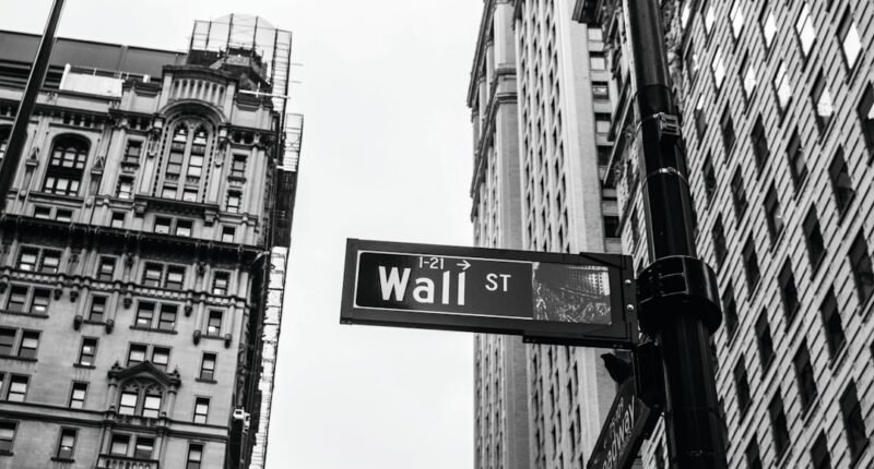 Wall Street Ignora Queda Tech e Aposta Bilhões no "Superciclo" da IA