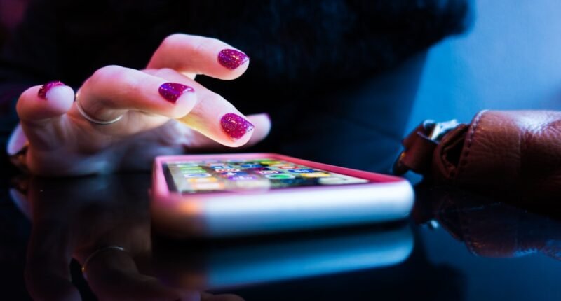 A Ameaça Invisível: Como Criminosos Usam Apps de Relacionamento para Roubar Sua Biometria