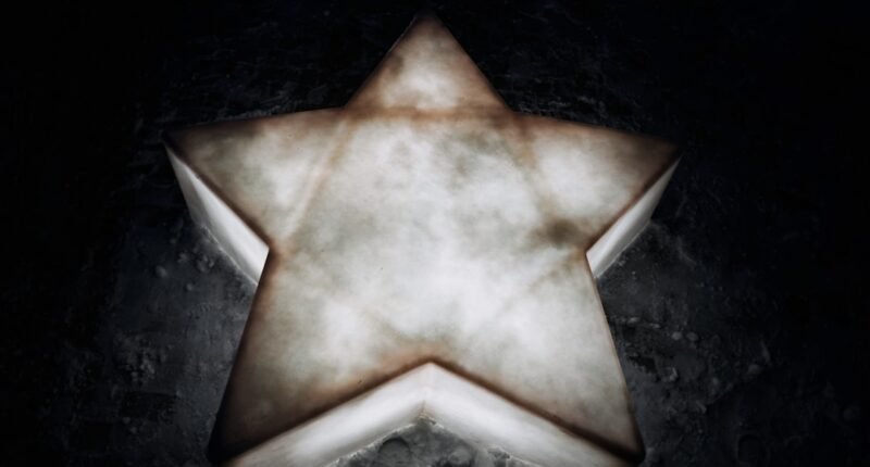 Astrônomos Testemunham a Morte de uma Estrela Gigante em Tempo Real: O Que Isso Revela?