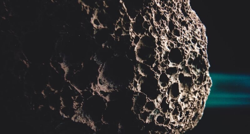 Cientistas Chineses Revelam Método Inovador para Destruir Asteroides Catastróficos