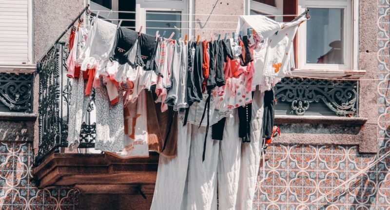 Decifre as Etiquetas: Guia Completo dos Símbolos de Lavagem e Conservação das Suas Roupas