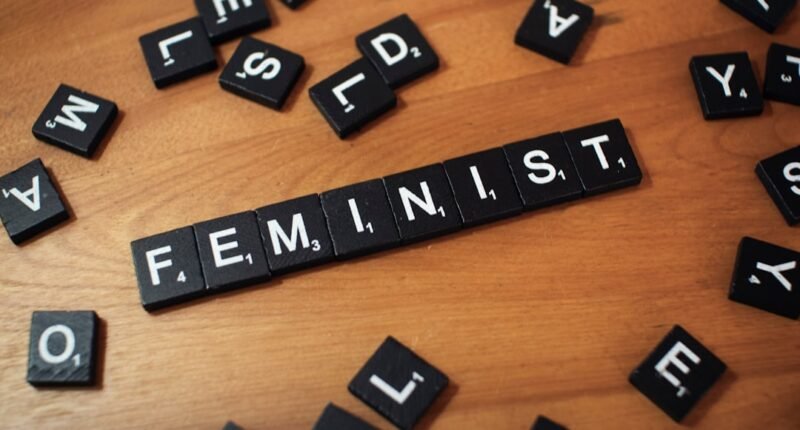 Feminismo de Dados: Entenda a Teoria que Desafia a Neutralidade dos Algoritmos