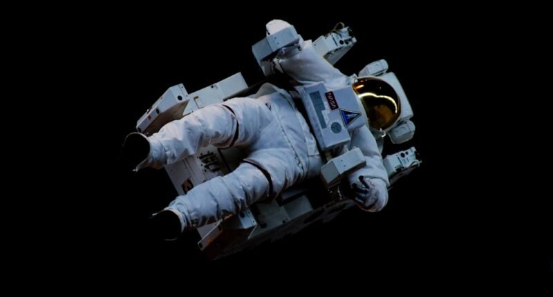 Lixo Espacial em Queda: Por Que a Ameaça dos Objetos do Espaço Preocupa Cada Vez Mais?