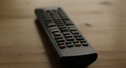 O Segredo do Botão 0: Para Que Serve Manter Pressionado no Controle da Sua TV LG?
