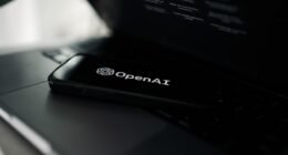 OpenAI Revoluciona: Sua Casa Inteligente Ganha uma Caixa de Som com IA Que Vê e Aprende!