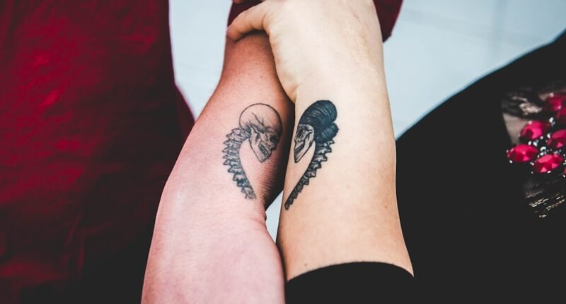 Tatuagem de Casal: Amor Eterno ou Arrependimento Permanente?