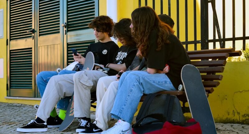 Companheiros de IA: Os Perigos Ocultos e a Proteção de Crianças e Adolescentes