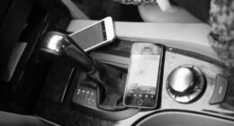 Desvende o Mistério: Por Que é Tão Difícil Carregar o Celular no Carro?